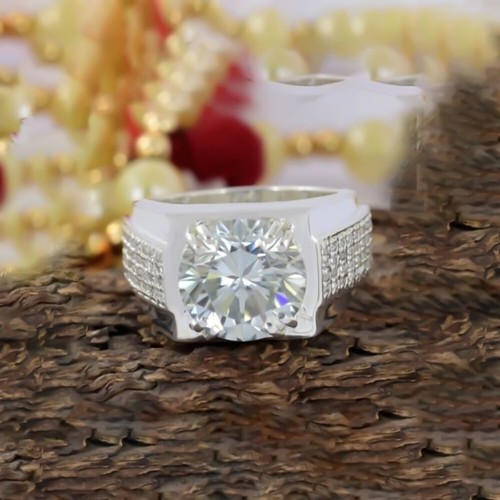 Anello con diamanti bianchi