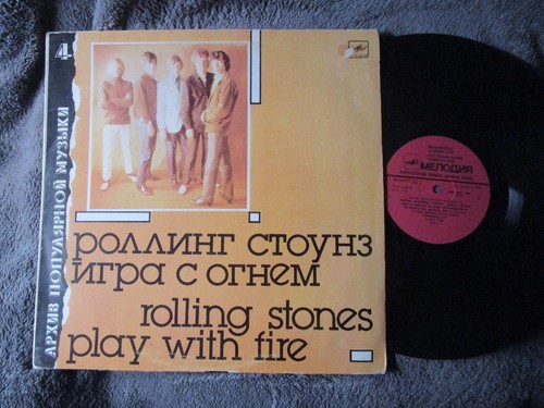 Rolling stones play - stones,, with