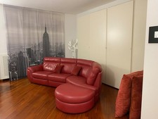 divano angolare in ottimo stato marca natuzzi colore rosso tre posti con seduta 