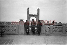 Foto negativo, fronte orientale, compagni davanti all'arco storico, 5026-731/26