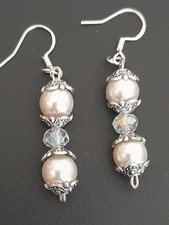 orecchini di perle bianchi pendenti con passamaneria in argento e gancio.