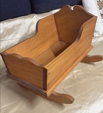 Bambola a dondolo culla culla