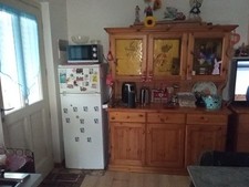 credenza TIROLESE in legno di abete con vetrine