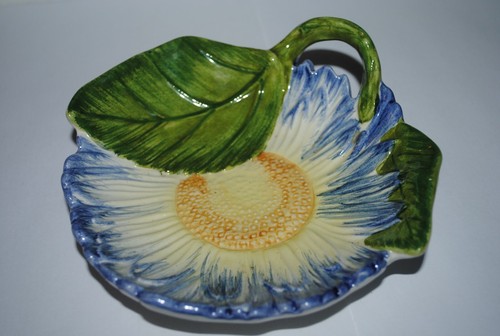 Piatto floreale stile maiolica