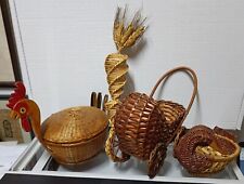 Quattro Oggetti Vintage :Carrozzina, Cestini in Vimini e Legno, fatti a mano