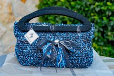 borsa fatta completamente a mano all'uncinetto 