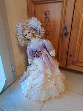 Bambola in porcellana con