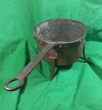 Antico pentolino tripodato in rame con manico in ferro battuto