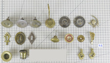 18 PEZZI PER MOBILI ANTICHI MANIGLIE COPPE FREGI BOCCHETTE BRONZO E METALLO b4