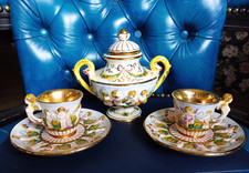 Servizio da caffè in porcellana bianca e oro di Capodimonte