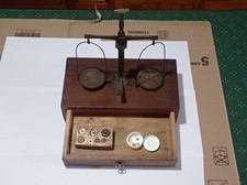 Antica Bilancia da Orafo Farmacia per Caccia con 8x Antichi Pesi da 50gr a 1gr