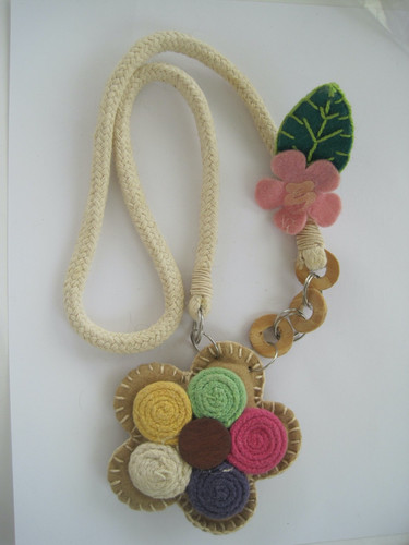 Collana fiori lana feltro