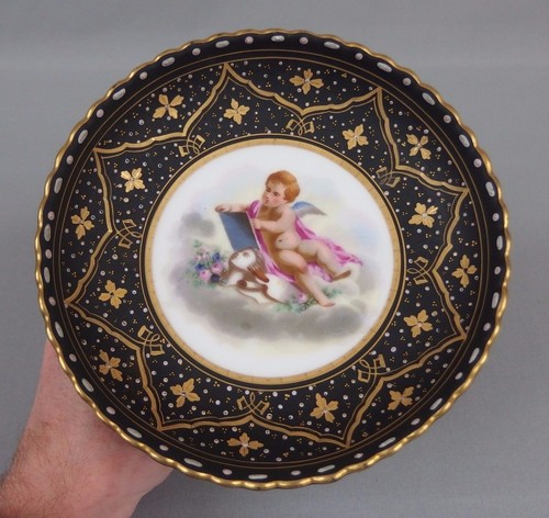 Antico piatto con piedini - , in