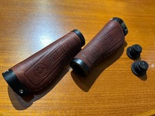 Impugnatura in pelle con logo