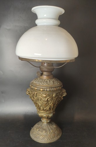 Belle lampe pétrole - À,