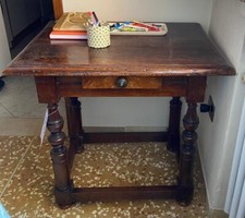 Piccolo tavolo bolognese in noce di inizio '900 con cassetto e gambe a rocchetto