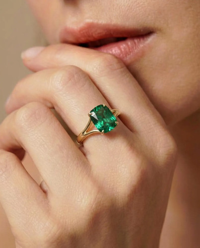 Anello con smeraldo coltivato