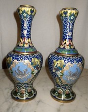 Coppia di vasi cinesi in ottone e cloisonne, prima meta del XX sec.