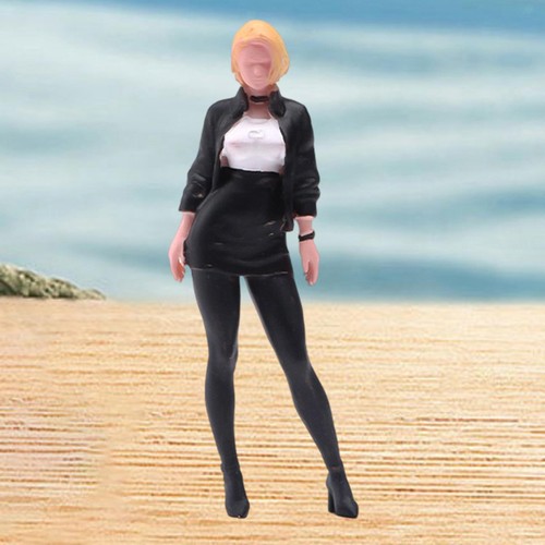 Statuetta ragazza scala - in,
