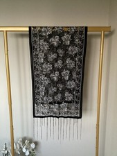 Sciarpa con frange nere