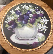 Piastrella rotonda con cornice in legno decorazione parete hot pad - artigiani Lunenburg - prugne