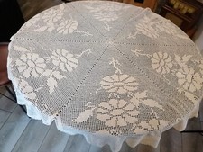 Tovaglia copritavolo lavorata a mano a filet uncinetto, filo perlè, vintage.