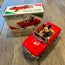 Auto giocattolo in latta