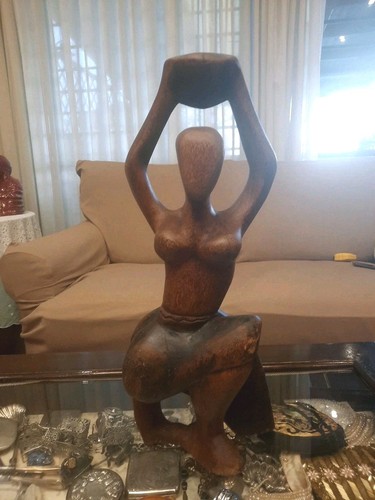 Scultura legno che - in,
