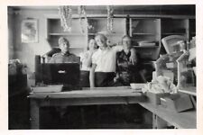 Soldato tedesco nel negozio