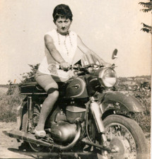 Foto d'epoca donna su Jawa 350