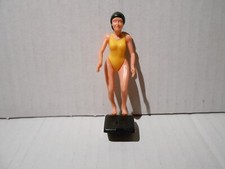 KINDER FERRERO: SERIE ATLETA GIALLA SUL PODIO  K93 N. 104