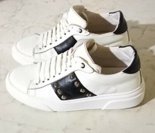 SNEAKERS V2 BRAND PELLE BIANCA CON BANDA BLU E BORCHIE LATERALI MIS.40