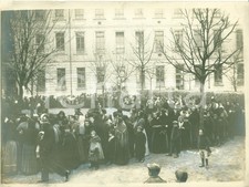 1910 ca MILANO Distribuzione cesti natalizi a popolane e bambini *Fotografia