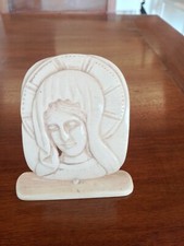 Madonna in bassorilievo intagliata su osso; datata 07/10/1945. in ottimo stato