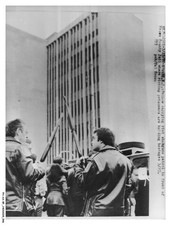 PH-AA-BFP1-0274-FOTO - Polizia Con Fucili A Pompa Di Controllo In Fronte A Essex