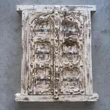 Armadio a muro vintage in legno intagliato a mano pannello porta santuario accenti ottone rustico