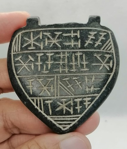 Ciondolo scudo pietra nera