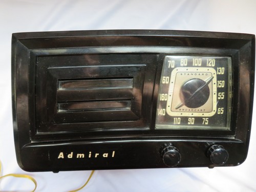 Antica radio valvole in - a,