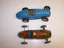 2 vecchie auto da corsa in