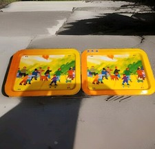 Vassoio da portata vintage anni 60 in metallo per TV pattini pieghevoli bambini che giocano persone che camminano