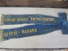 NOVARA 1930 COCCARDA DA LABARO CIVICHE SCUOLE"PIETRO FANFANI" VEVERI-mis.80cm.