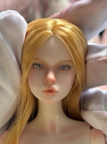 Bambola nuda artistica