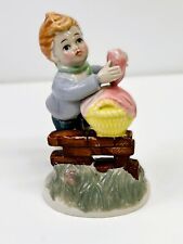 STATUINA FIGURA DI RAGAZZO CON CESTO DEL BUCATO CERAMICA TAIWAN VINTAGE