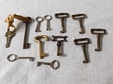 LOTTO 12 VECCHIE CHIAVI CHIAVE MOBILI E PORTE VINTAGE OTTONE FERRO . CF1