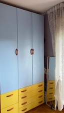 Armadio per cameretta. Celeste e giallo, ciliegio e laccato. 1,35x2,60h.