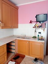 cucina angolare , color miele, in buone condizioni. È lunga 3,60 MT e alta 2,40