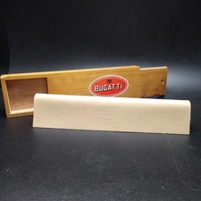 Cofanetto porta orologio Bugatti in legno con chiusura a incastro. Discreto