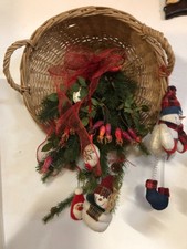 ricco cesto natalizio in vimini con decorazioni