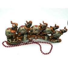 Cinque elefanti in fila con