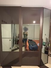 Mobile camera da letto ad ante scorrevoli e battente specchio